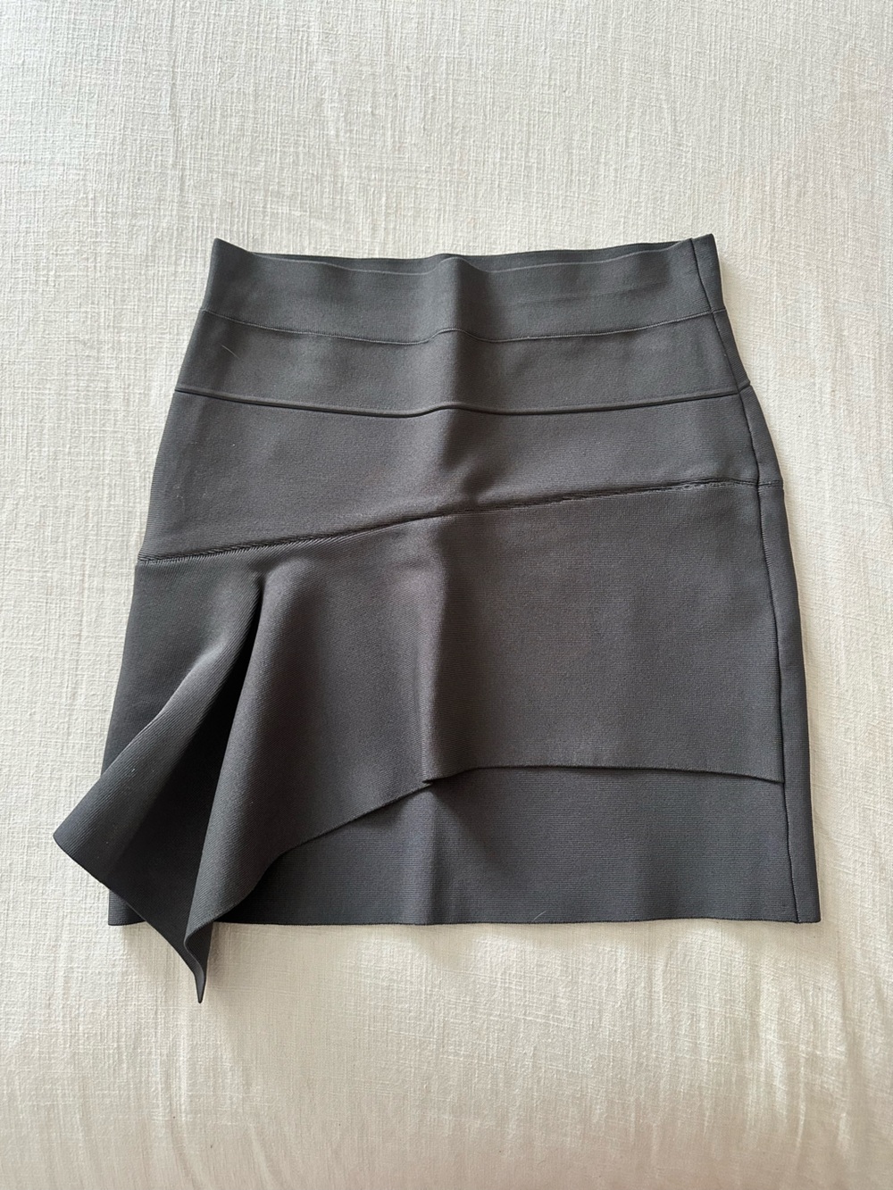 BCBGMAXAZRIA Black Bandage Mini Skirt Side Ruffle Detail Size Small
